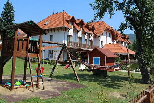 Sólyomvár-lak Komlóska