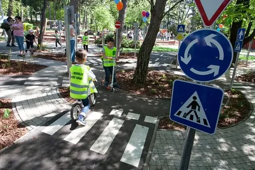Fenyves játszótér & KRESZ pálya