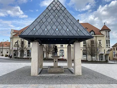 A halas kisfiú szobor – Keszthely