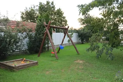 Menyecskeház Tiszakanyár