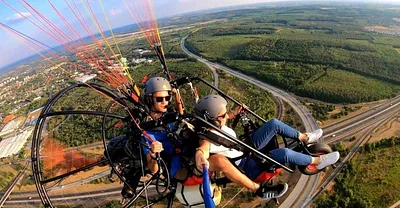 Motoros tandem siklóernyőzés