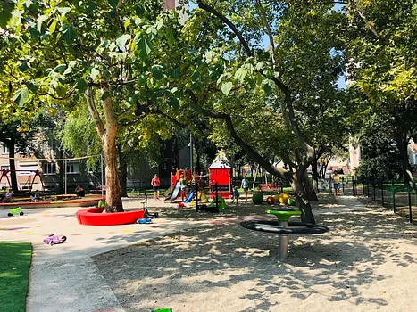 Kölyökvár játszótér