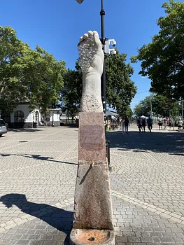 Szőlőfürtöt tartó kéz – Badacsony
