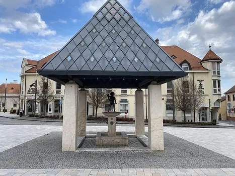 A halas kisfiú szobor – Keszthely