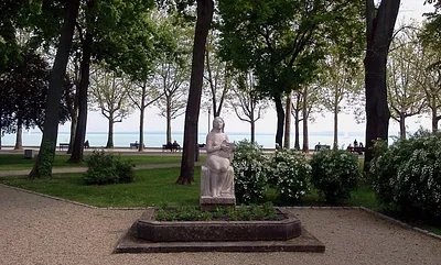 Lantpengető lány szobra – Balatonfüred