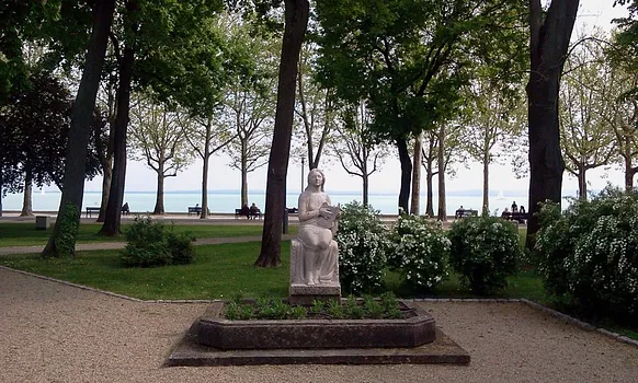 Lantpengető lány szobra – Balatonfüred